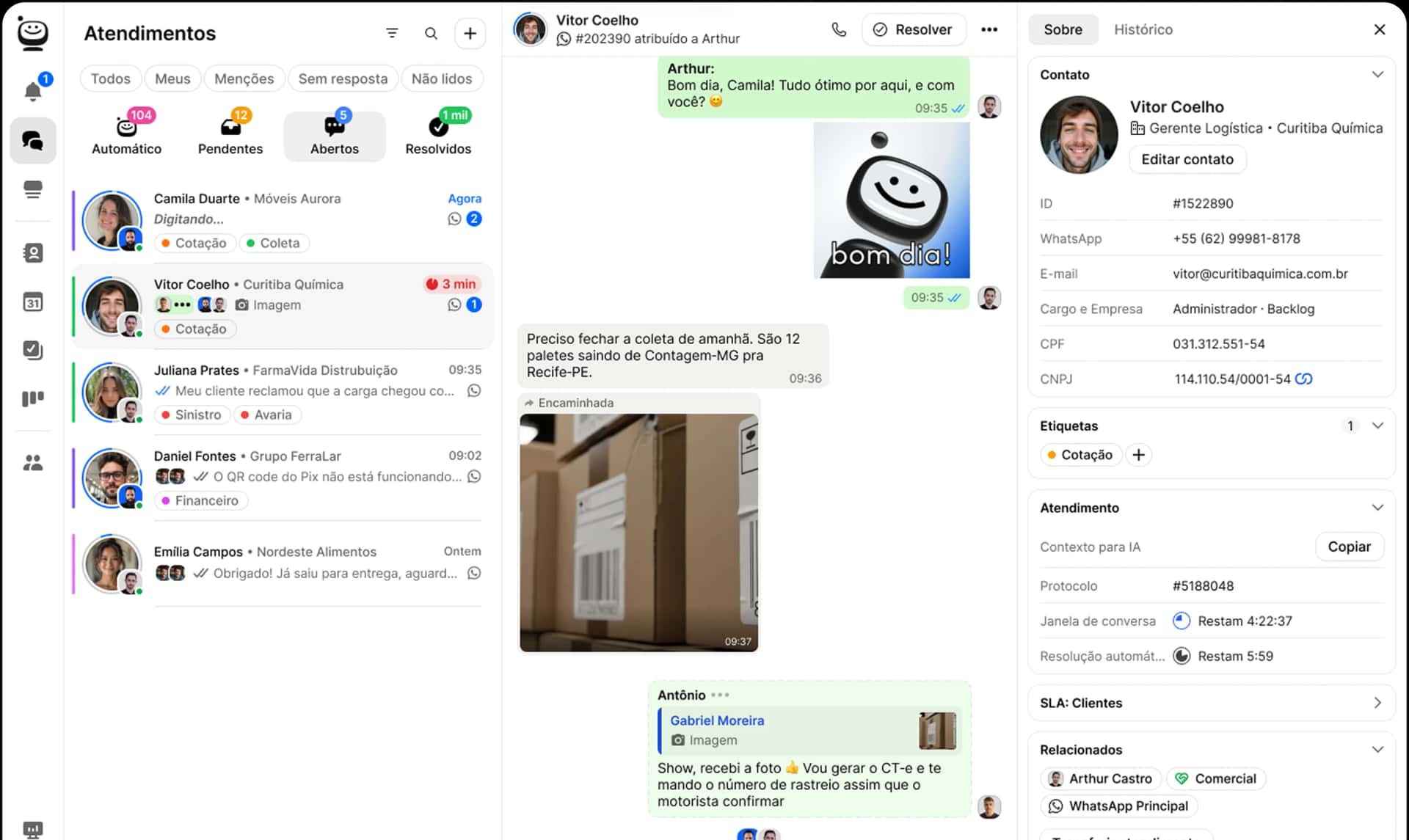 Painel de um sistema de SAC no WhatsApp, com atendimentos, conversas e dados do cliente na mesma tela